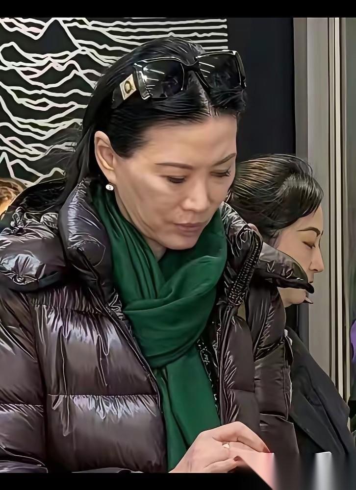 这张偶遇照太有反差感了！谁能想到，叱咤国际名利场的邓文迪，会素颜出现在北京798