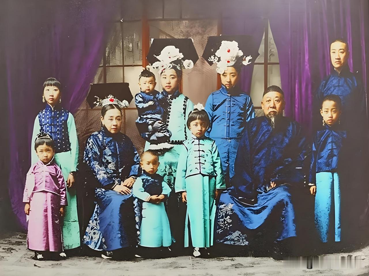 这张老照片，记录着那桐与家人相聚的一刻。那桐端坐于右侧，身着传统服饰，面容沉稳，