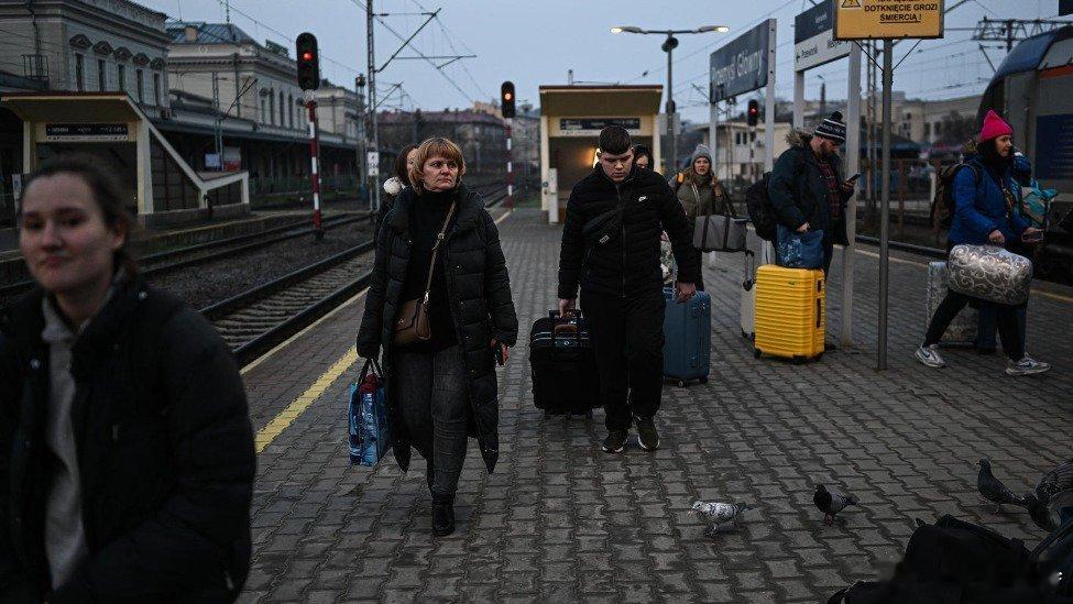打了快4年了不研究都知道下降啊......凤凰新闻【乌国家科学院人口研究所：乌