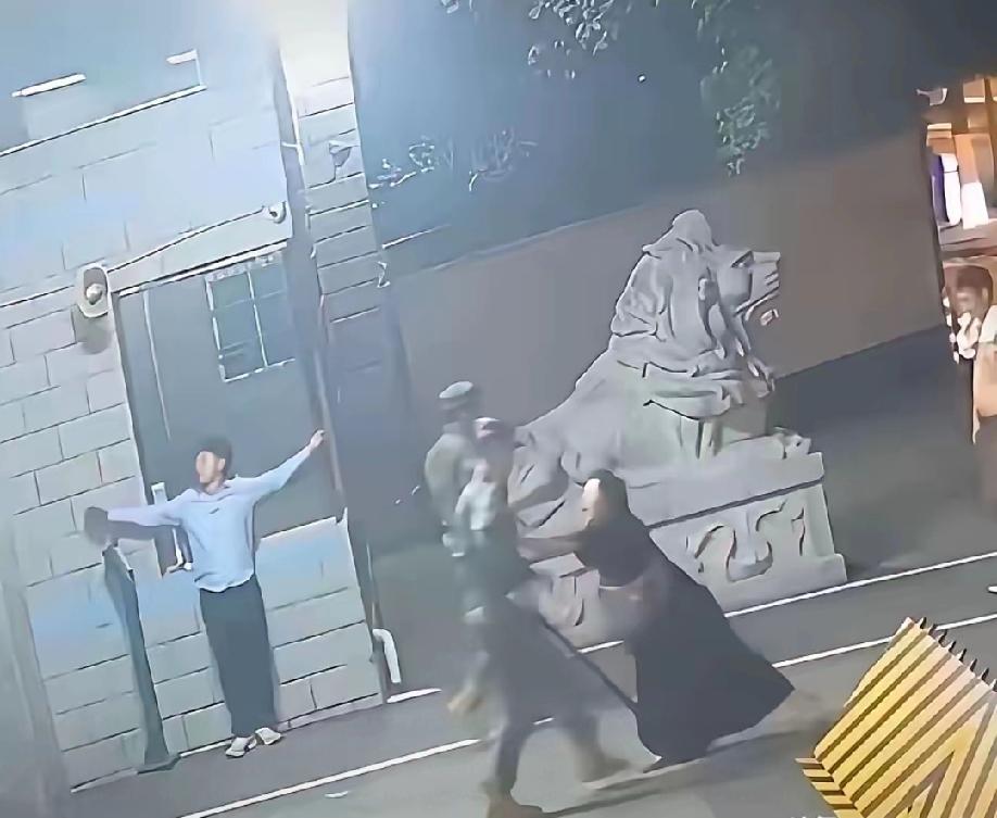 不知大家有没有发现！躲进武警营区求救者靠墙张开双手，很多人觉得奇怪，懂的人都明白