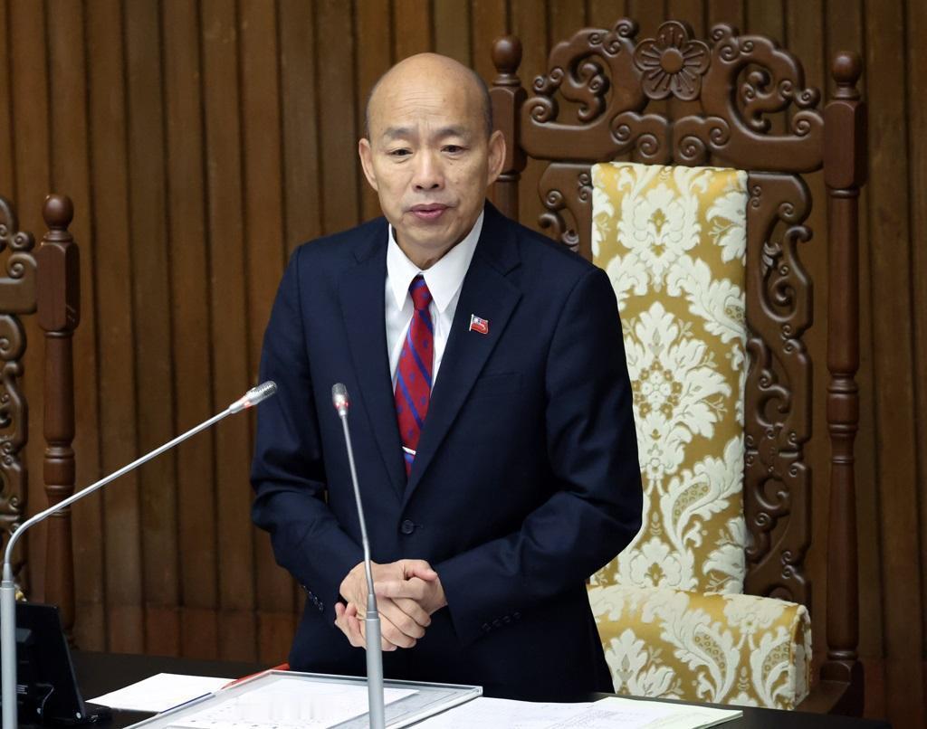 蓝白阵营这波操作其实挺直接，就是想把公投和大选合并到同一天，省事省钱，还能顺带拉