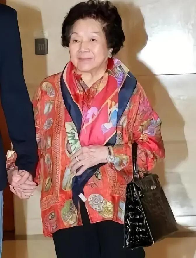 1960年，霍英东要迎娶离婚且带着一个儿子的冯坚妮。原配吕燕妮没有反对，只是提了一个条件：“无论娶几
