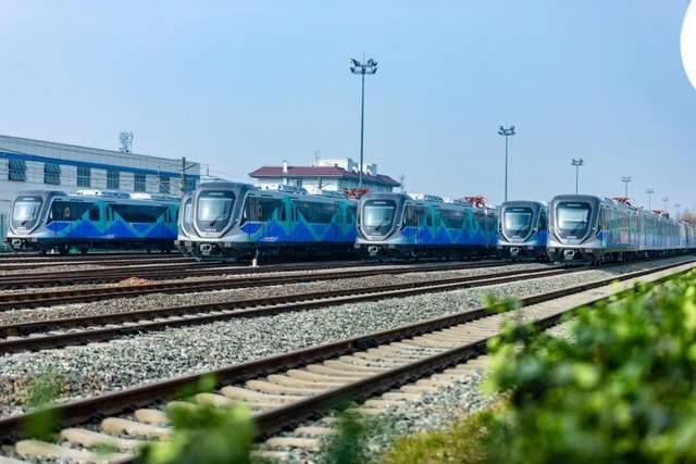 同样是成都地铁快线，18号线能在天府机场北停靠，19号线却只停两个航站楼，班次差