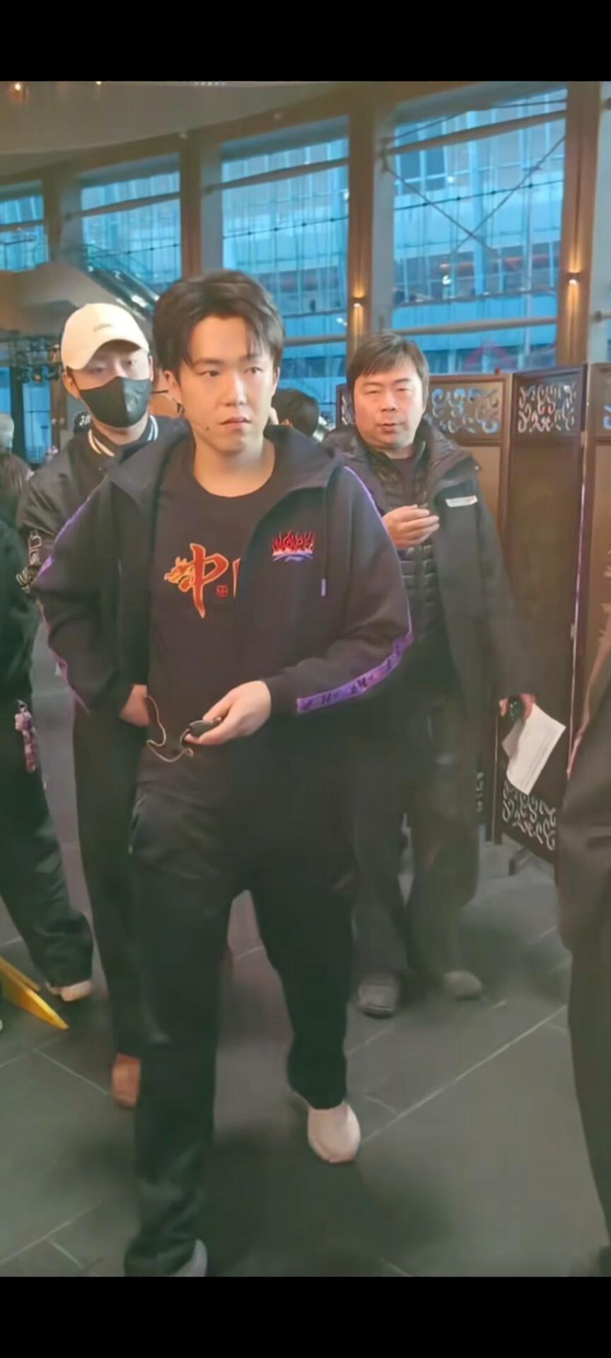 王楚钦终于露面了，好久不见，现在一出场身后就有经纪人了，头哥好起来了！这是专属