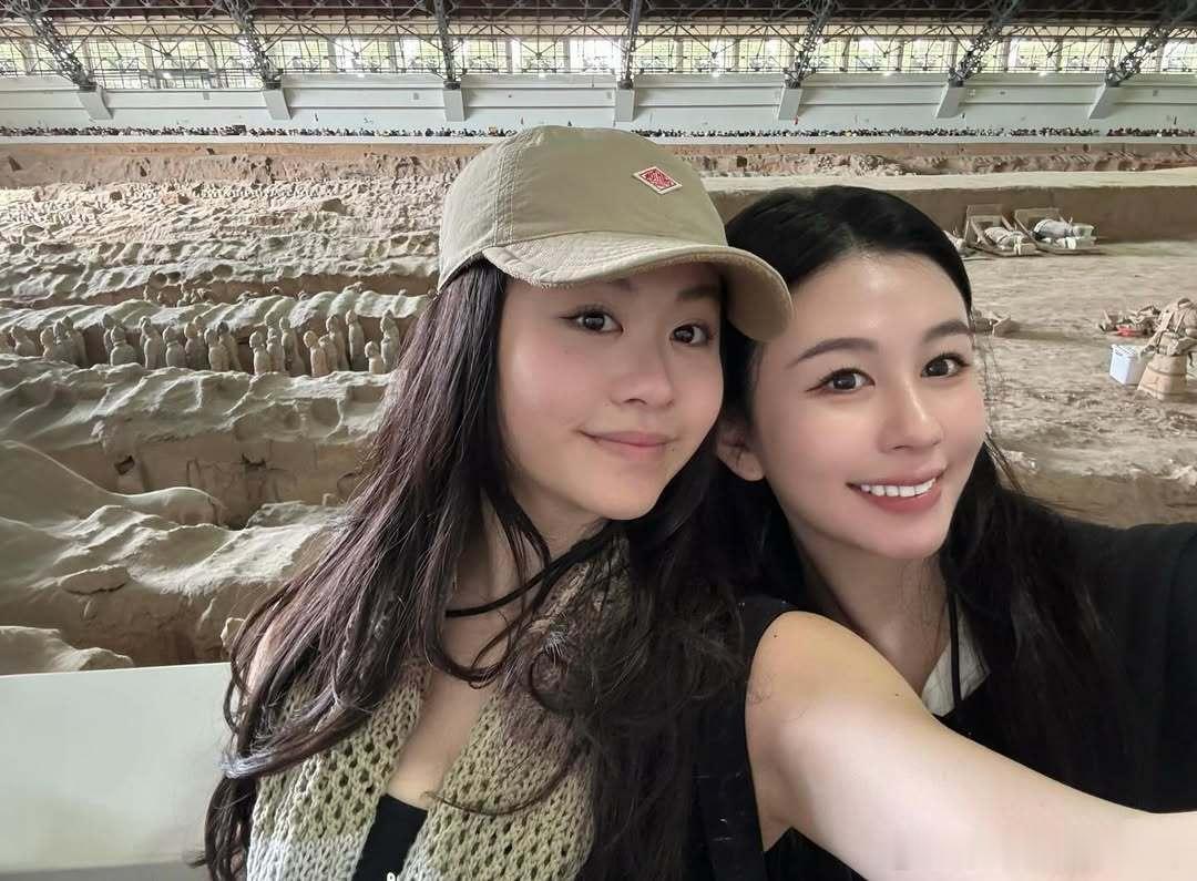 邱淑贞和两个女儿逛西安邱淑贞和女儿逛西安邱淑贞全家在西安游玩，大女儿沈月二女儿