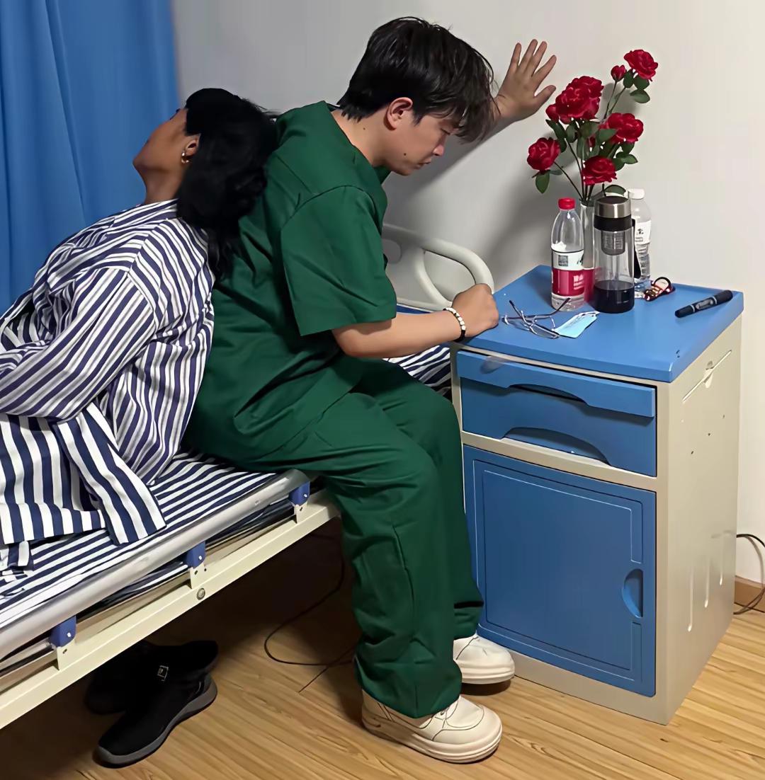 大姨住院没人陪，雇了个假期挣钱补贴家用的95后护工。我去送东西时，正看见小伙弓着
