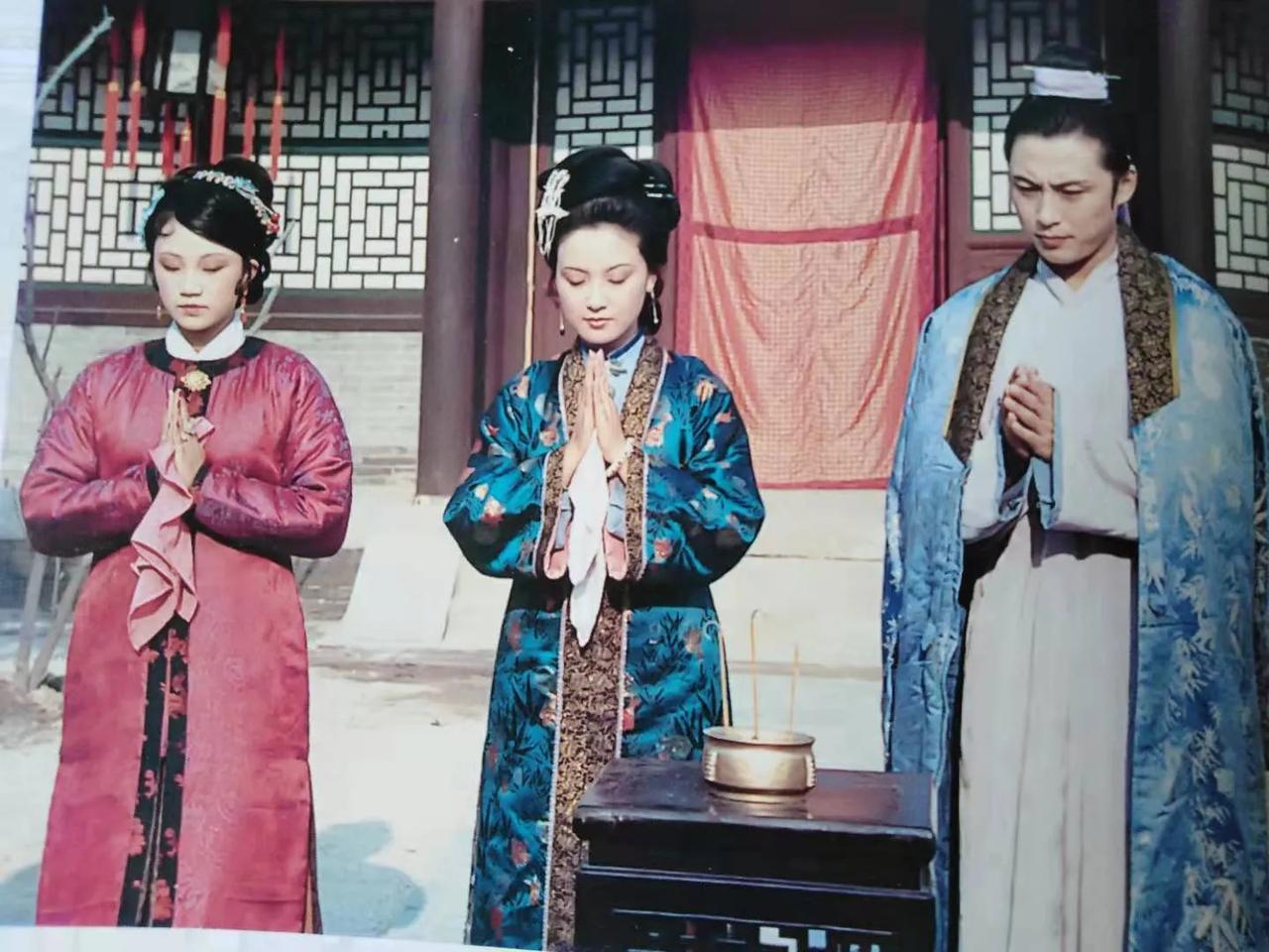 秋桐是贾赦屋里的丫头，原本与贾琏有旧情，嫌弃贾赦年纪大了，还让她们守着，私下与贾