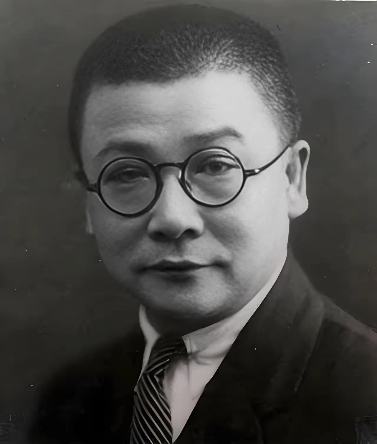 1931年，春光明媚，李克农一身便衣，来到钱壮飞夫人张振华住房的窗下，突然一群人