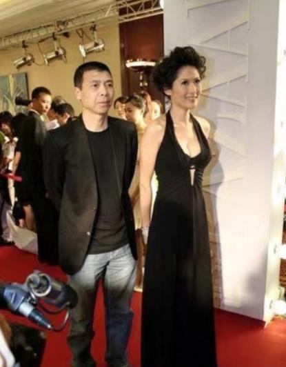 2009年，冯小刚带着大长腿的沈星回自己的公寓，一直待到第二天早上才悄悄地离开，