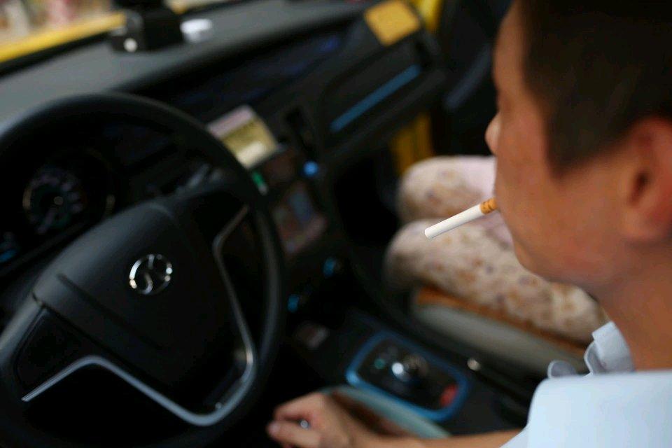 女子坐顺风车，劝阻司机抽烟被怼：“这是顺风车，不是滴滴，哪个女人像你这样”，争执