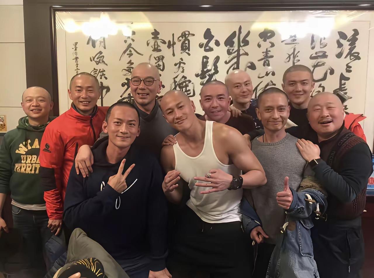 2017年，电视剧《那年花开月正圆》收官花絮，何润东与多位男演员大合影。有老