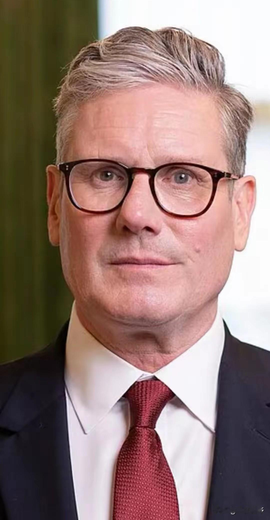 突发，英国首相下台。当地时间22日，英国首相斯塔默在唐宁街10号首相府前发表讲话