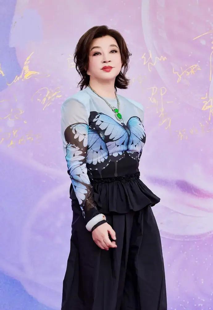 8月9日，老戏骨刘晓庆登上热搜，参加盛会激动发文晒出一组美照8月9日下午，刘晓