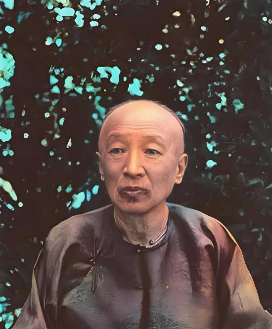 义和团运动爆发，北方大乱后，晚清红顶商人盛宣怀在北方的生意遭受了巨大损失。他投资