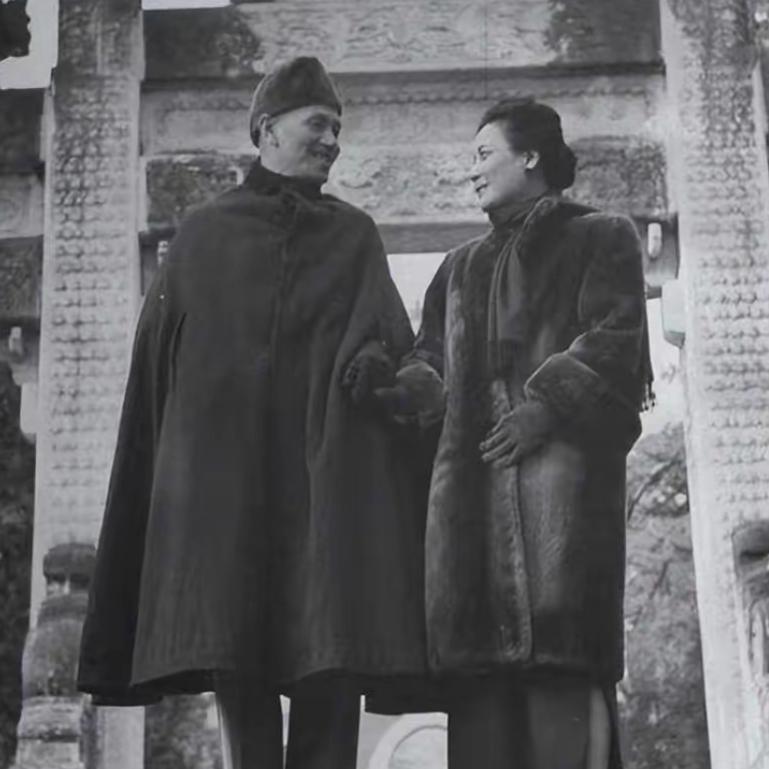 1946年2月，重庆，军统局本部深夜还亮着一盏灯，窗外飘着细雨。代理秘书坐在桌前