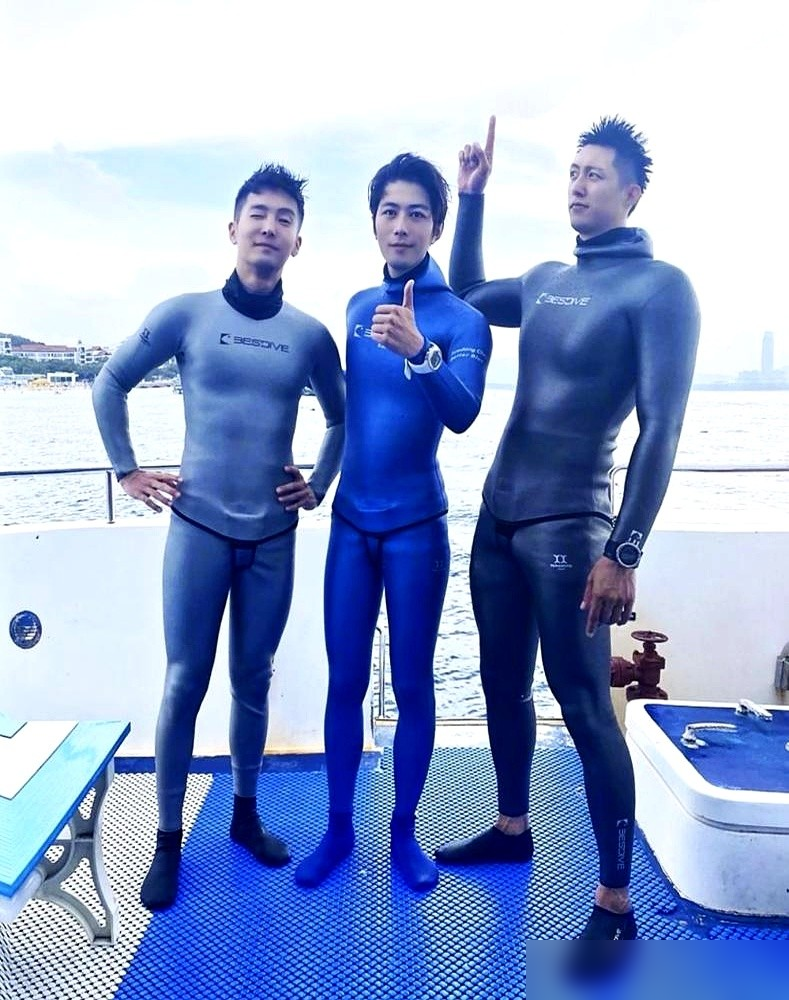 黄景瑜这组路透，把内娱男星的骨架差距直接拉成两个物种。187的身高，51公分的肩宽，臂展干到194。