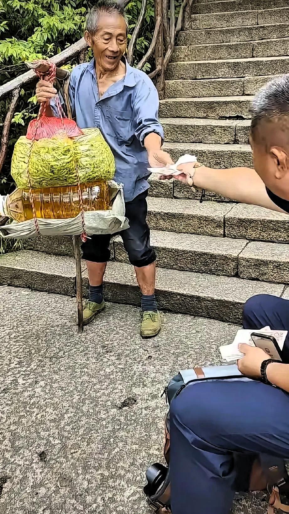 泰山十八盘的石阶上，一位歇脚的江苏游客，主动递出一瓶冰镇矿泉水，小小的善意，打动