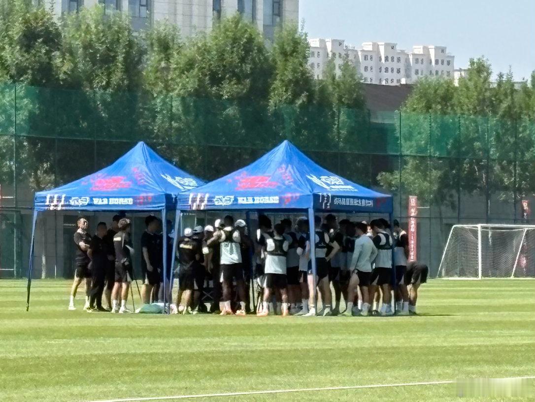 相当热！相当热！35度+我这个前庭功能问题患者出来走走，感觉舒服点球员出来都在棚