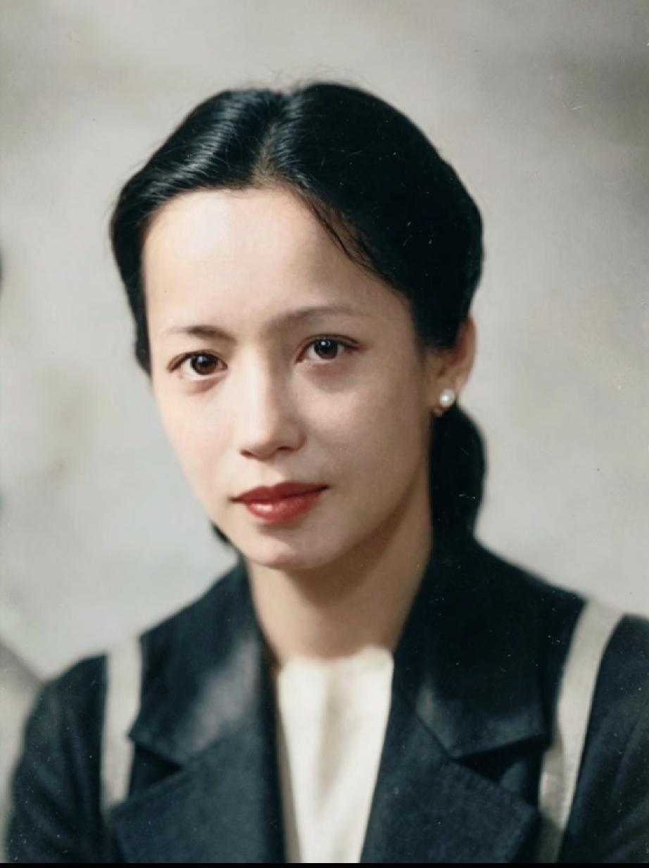 颂妃的外婆出身高贵，天生丽质，却有几分忧郁气质。她作为著名女演员，嫁给出自育坤
