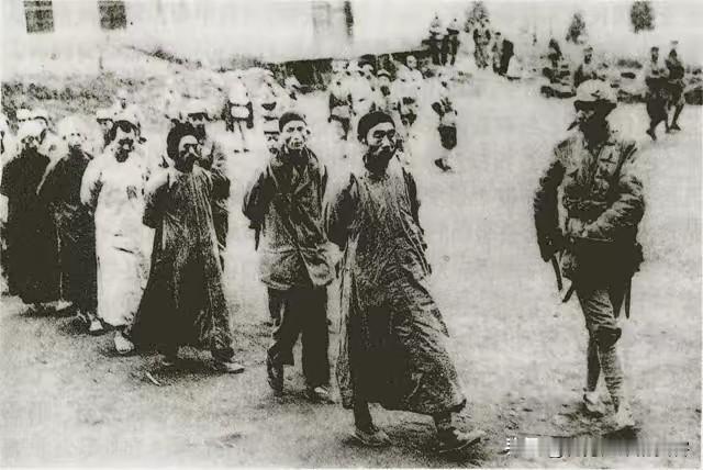 1964年底，新中国已建国15年，湘西竟还有土匪持枪杀人。毛主席看完报告，重重放