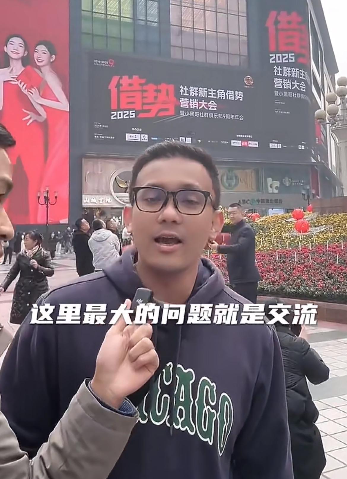 老外吐槽中国人不会讲英文，去旅游非常困难，看不懂路标，问路和买东西都很麻烦，而且