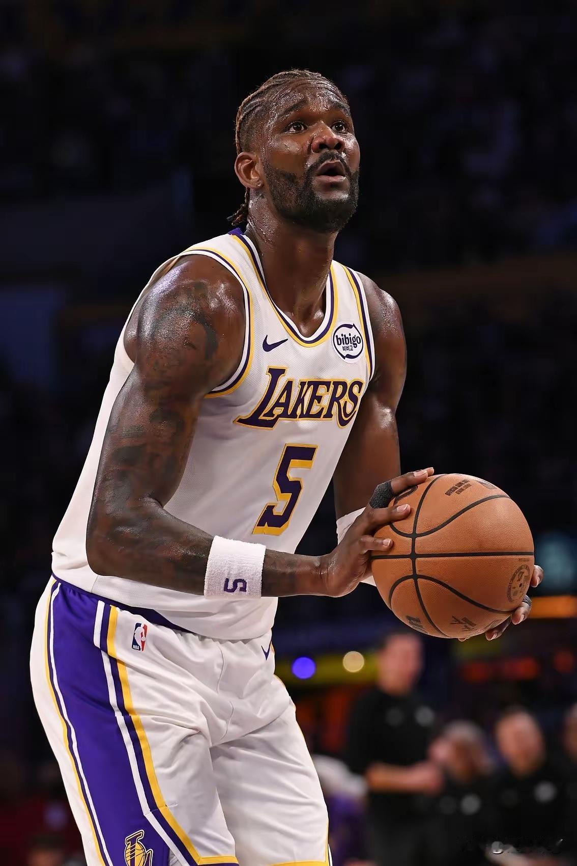 NBA历史最大的谜团之一是什么呢？艾顿人称顿宝宝，身高达2米16，身体素质出色，