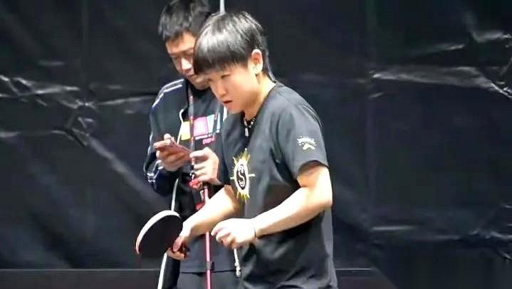 莎莎在前面挥汗如雨地练，邱指导在后面心不在焉地看手机。就刚刚，他接受采访，把心