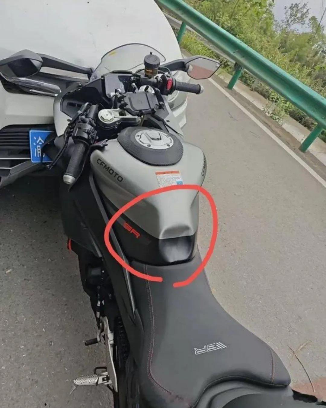 摩托车油箱完全可以设计成凹的，追尾时能保护一下鹏哥​​​