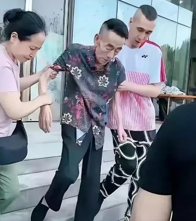 杨少华老爷子太不容易了，这么大的年龄，还要经常抛头露面，参加各种活动，而且要从衣