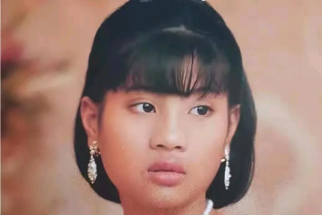 泰王小女儿小时候打扮得真公主，珠光宝气的。可惜再贵重的装饰品都无法掩饰她眼里的落