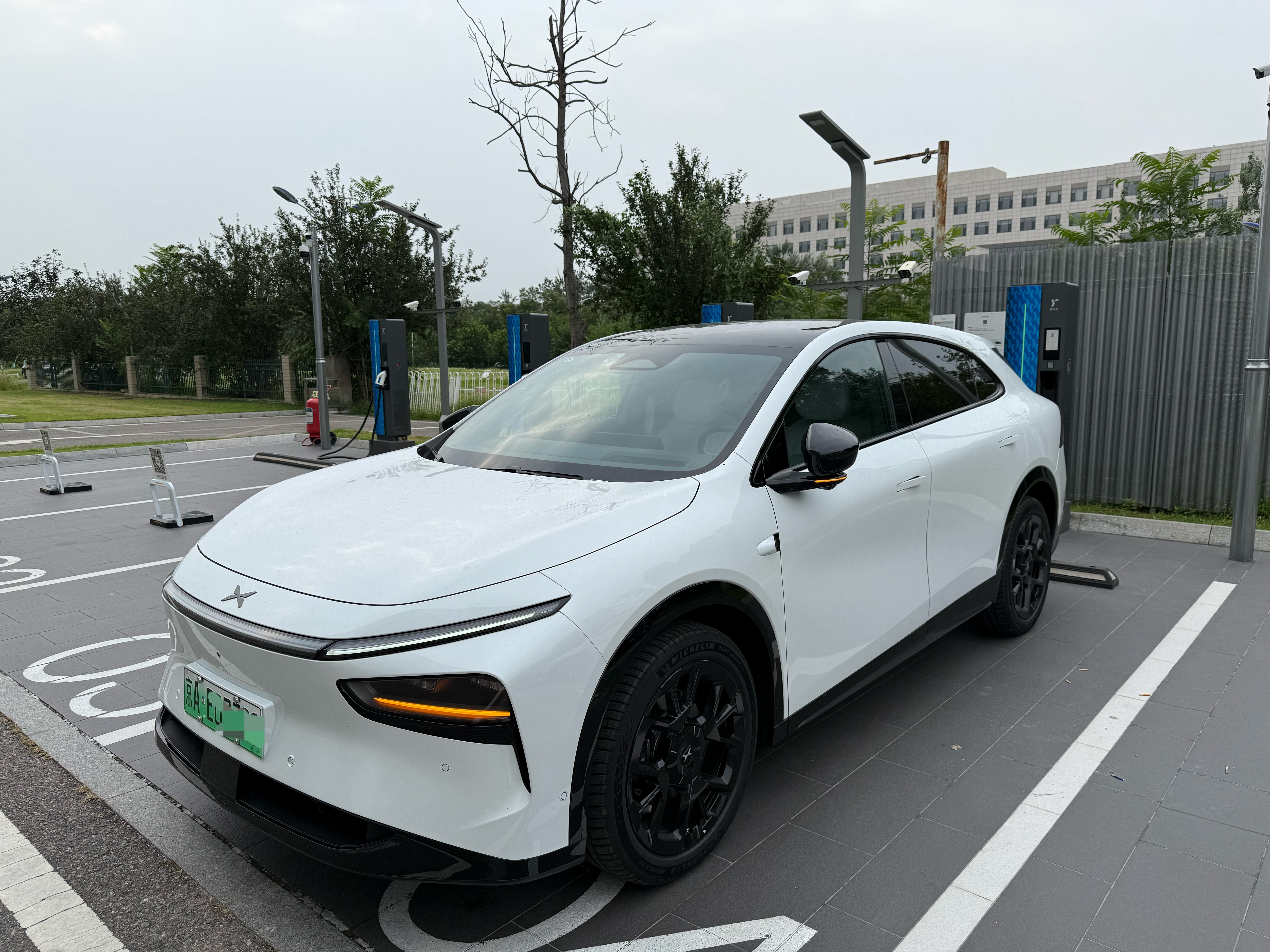 这两天都在开小鹏G7，跑了一趟大兴机场往返，刚好没电了，就打算找一个第三方充电桩