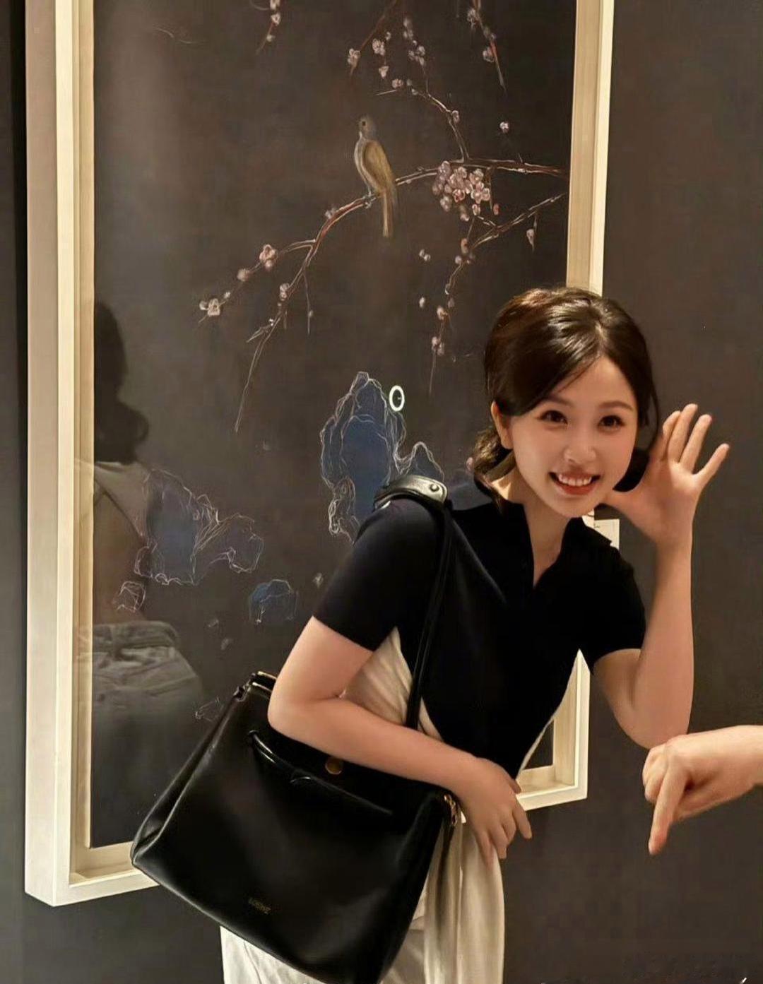 虞书欣你要注意了背后的镜子把你的美腰美背都暴露出来了