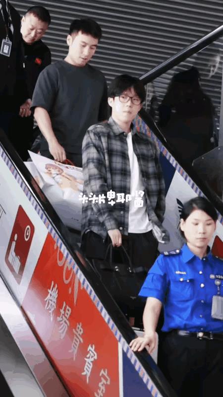哥姐今天一下子变熟了，在澳门机场一直凑一块，感觉牛牛都不好意思了，也没看到