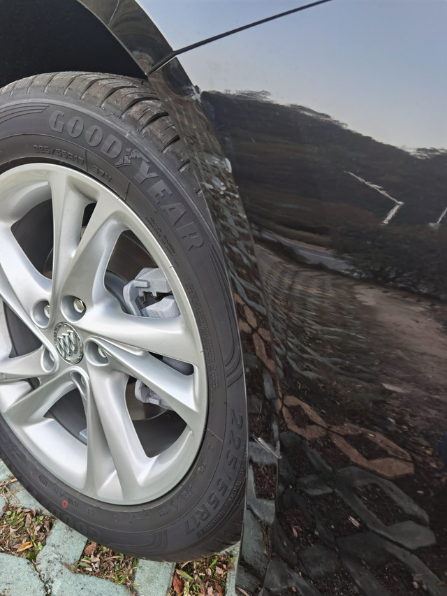 停车场不知道被谁蹭了刚提不到一个月，停车场不知道被谁蹭了，正好在监控盲区，兄弟