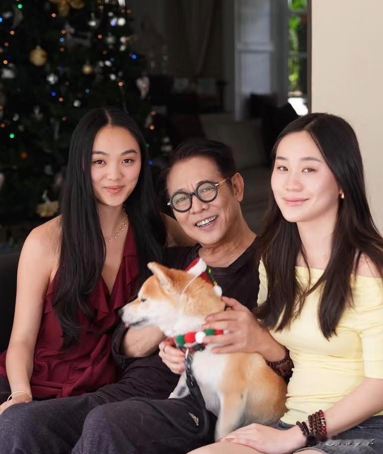 62岁李连杰回新加坡家中和两个女儿团聚，他的状态看起来还不错。女儿们已经出落得亭