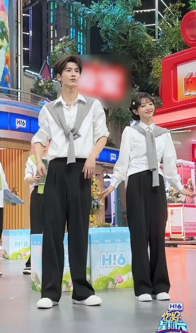 敢在张凌赫旁边穿平跟的小花没几个吧！对田曦薇的身高有了具象！