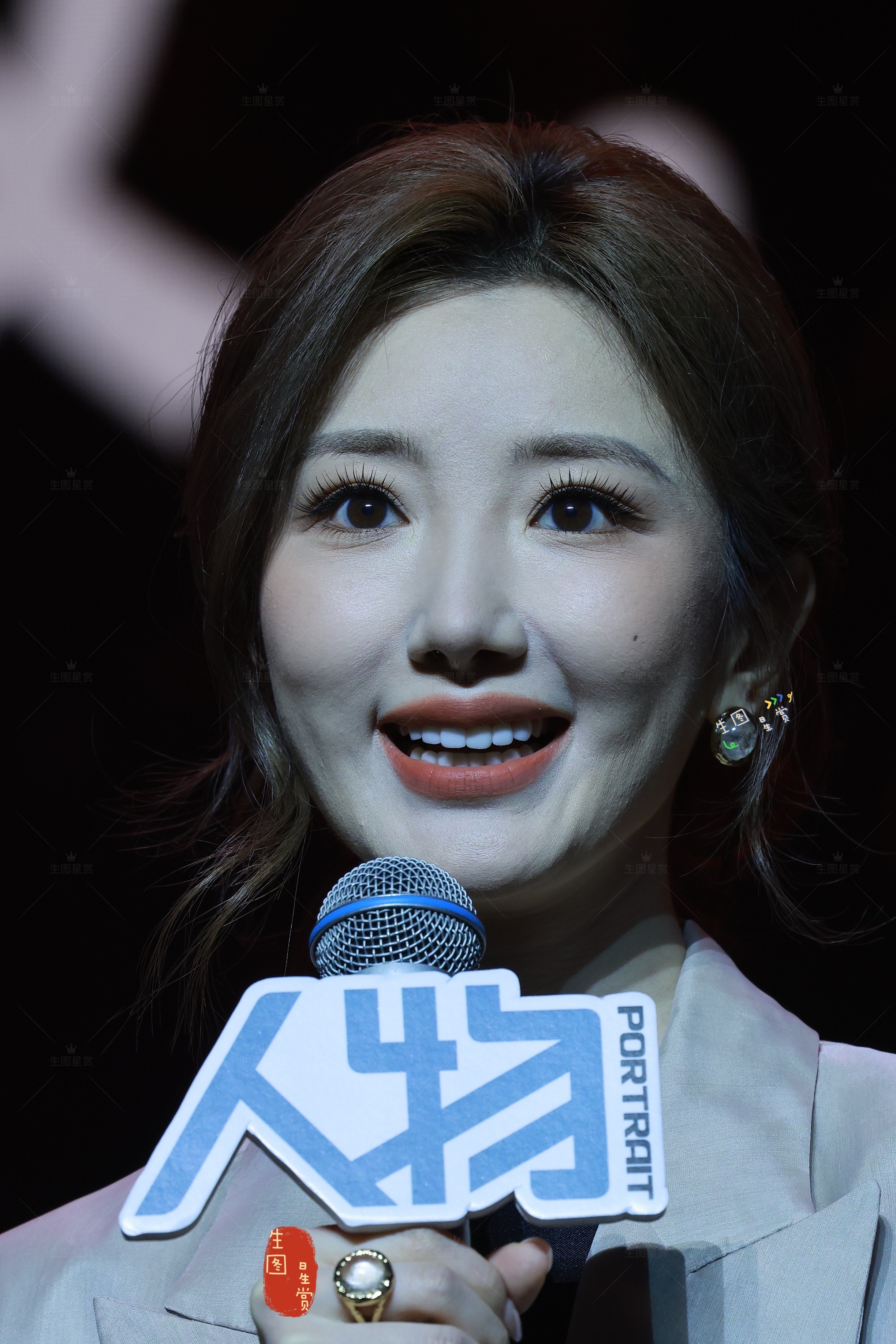 毛晓彤人物女性力量演讲盛典光芒散发的彤✨