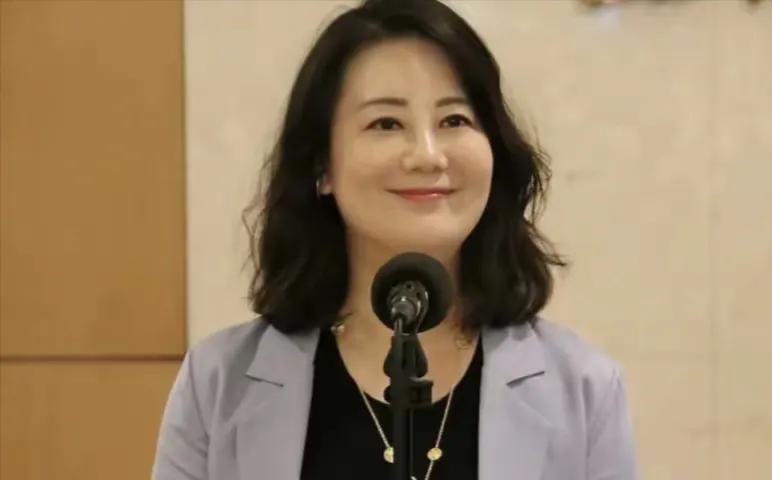 吴思瑶终于遭报应了。最近岛内传的沸沸扬扬的消息就是吴思瑶到市场去扫街，为民进党