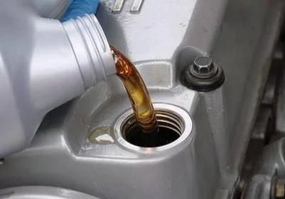 5000公里换机油是忽悠？2026新规落地：你的钱就是这样被坑的！你打开手机，