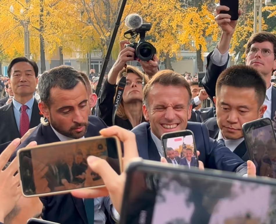 马克龙的笑得太开心了！12月5日，马克龙在四川大学访问，让他想不到的是四川大学