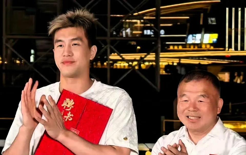 郭艾伦在沈阳浑河边领取聘书，作为“辽宁文旅推荐大使”，而王岚嵚分享在美国训练挥汗