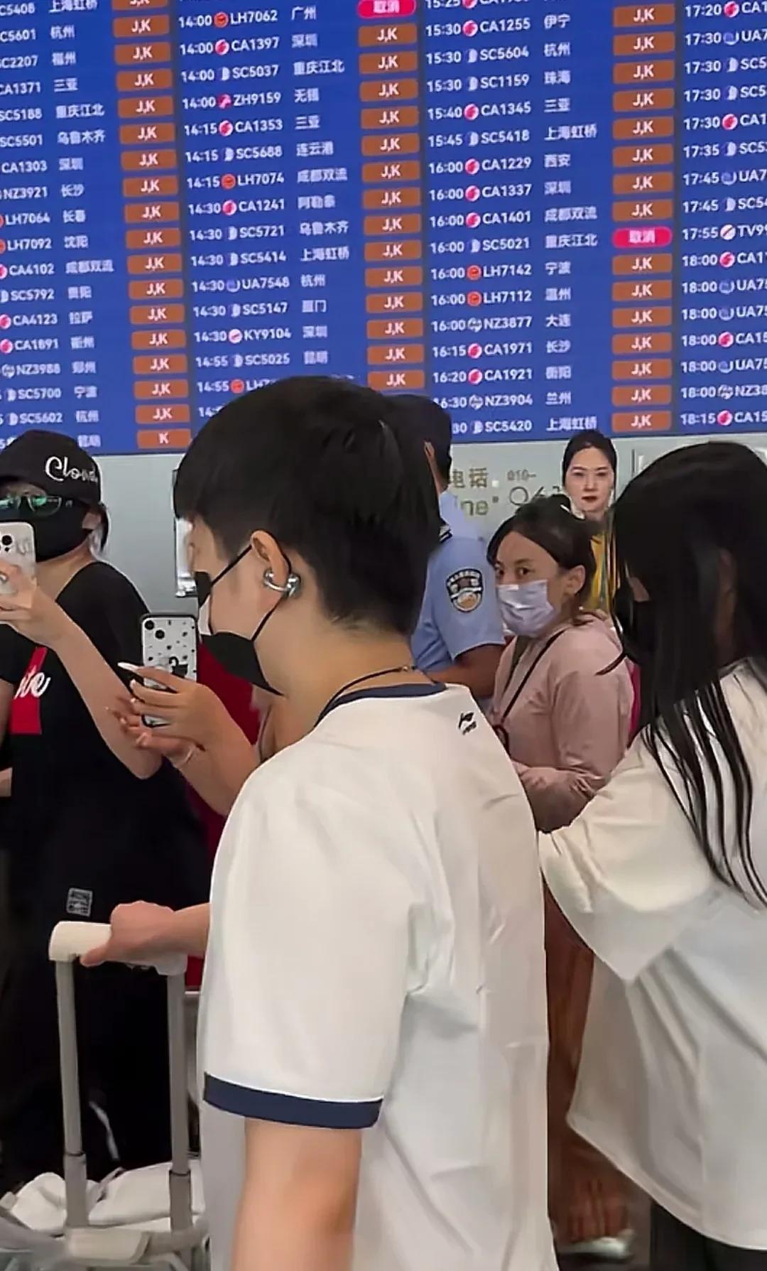 莎莎出发美国，这次莎莎跟以前大不一样了，她终于抬头挺胸走路了……莎莎上身这件白