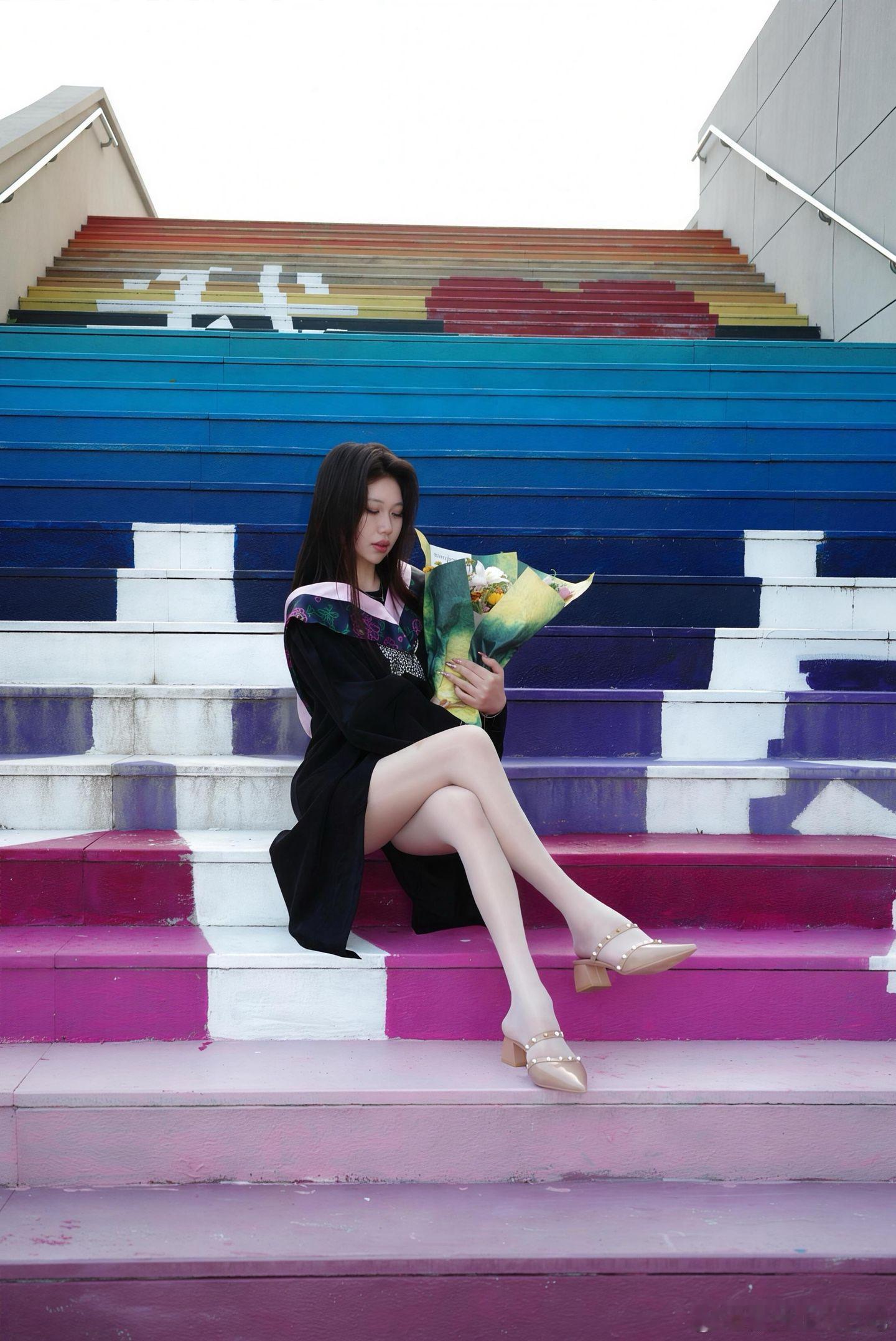 今天穿什么毕业服美女