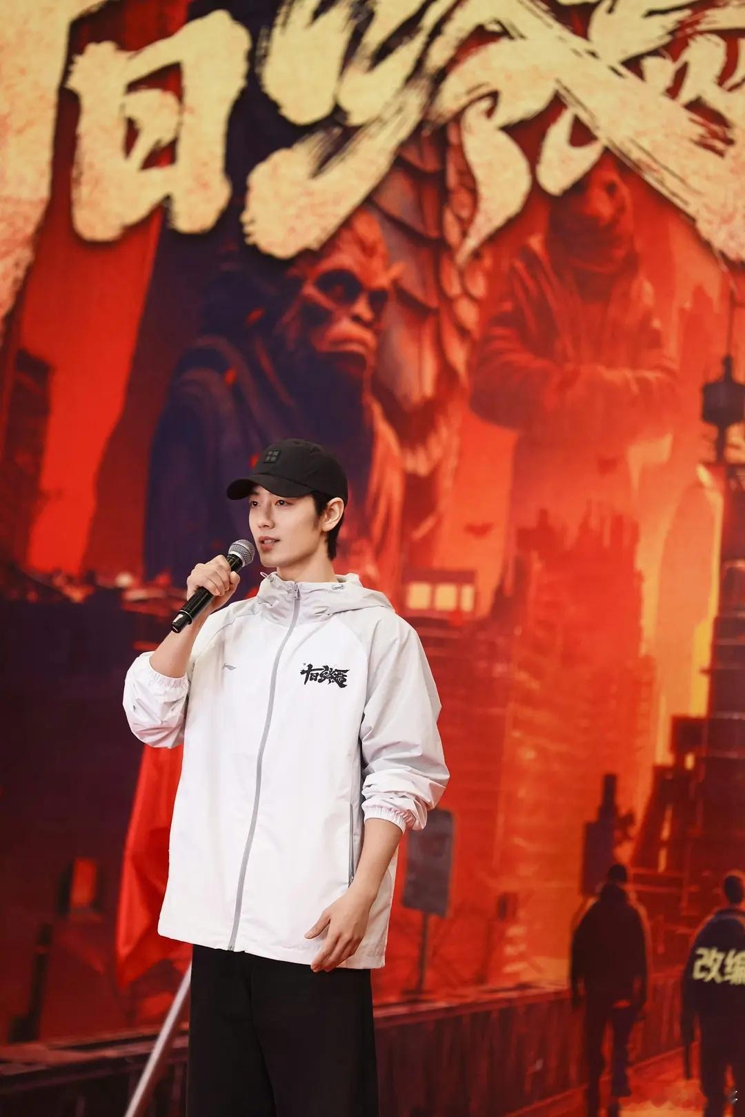 十日终焉开机肖战这十日终焉开机现场图有点夸张般的帅啊，这大高个的腿长比例太逆天了