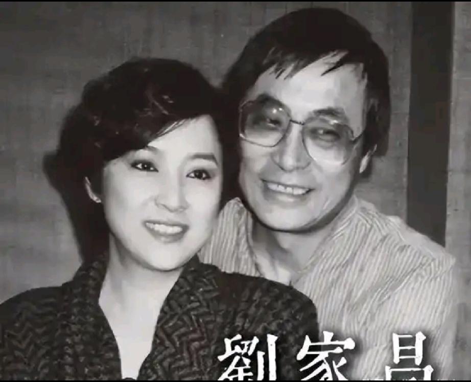 年轻时的刘家昌和甄珍也有夫妻相，他们还有共同的儿子，一家三口幸福过。只是婚姻需