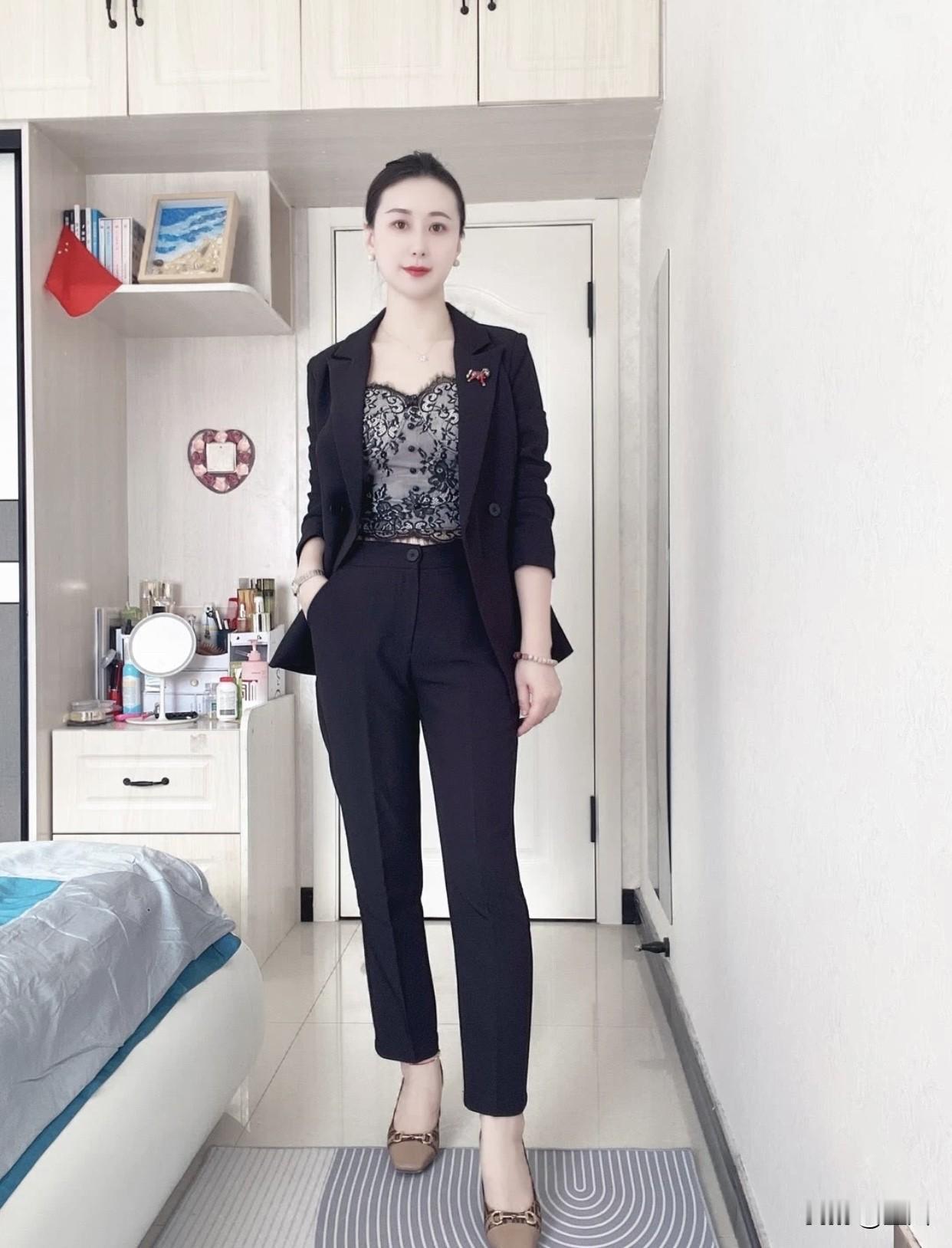 什么才是女性最美的优雅？真正的优雅不是外表的精致，也不是刻意迎合。它是柔而不弱，