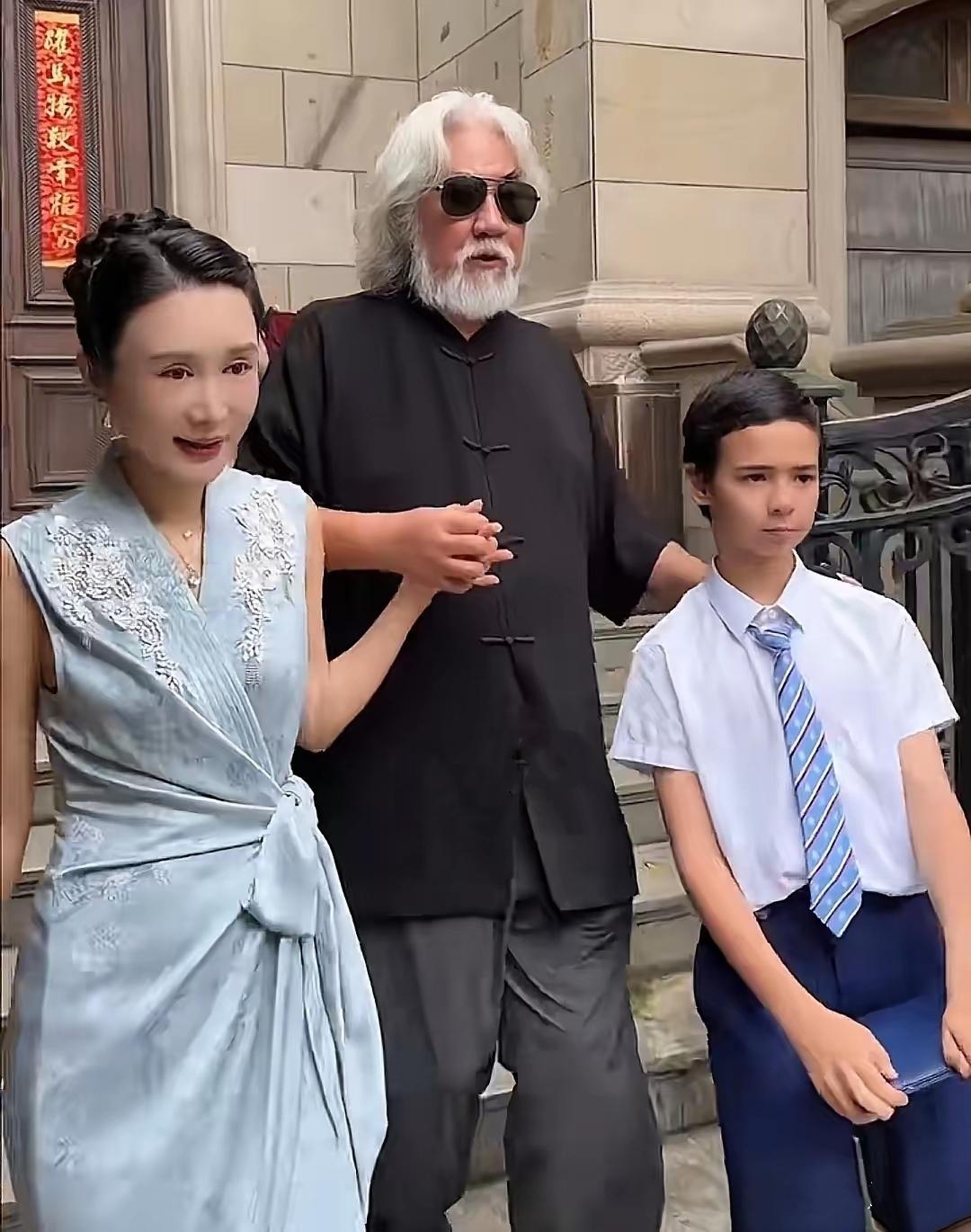 照片中的张纪中须发皆白，但依旧雄浑沉健，艺术气息浓郁；妻子杜星霖眉黛轻舒，云鬓花