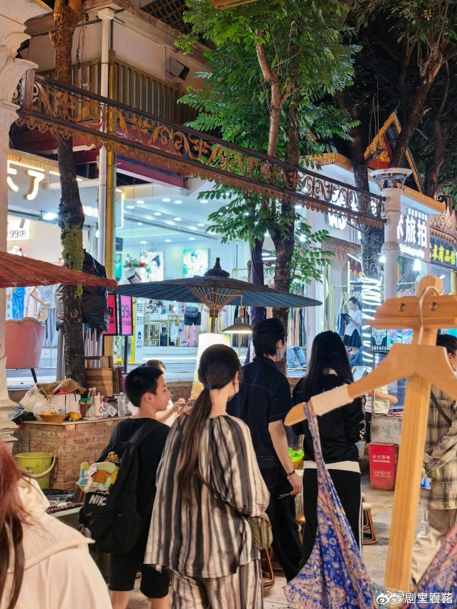 云南偶遇向佐郭碧婷繁华夜市里的温馨家庭局，向佐耐心陪伴一众亲友，全程低调随和，