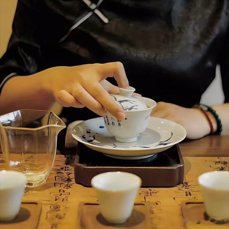 为什么说喝茶喝到最后都是普洱茶?午后的光斜进窗，泡一杯茶，看叶子在热水中翻滚