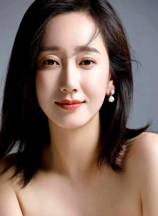 一个配角，竟把主角给演趴下了。可她被看见时，已经33岁了。最近的《以法之名》